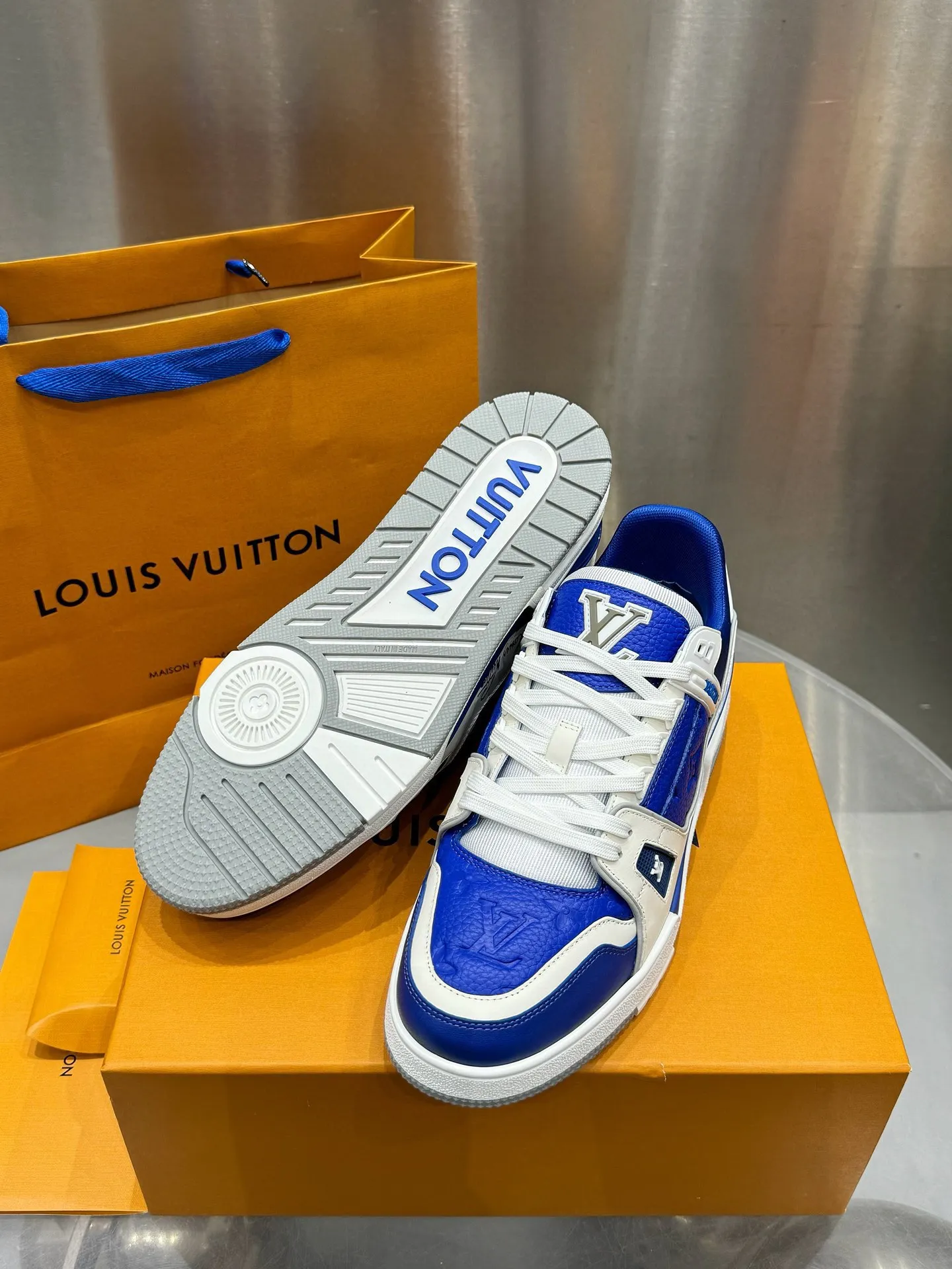 👟👟Ex-factory price 740👟👟 LOUIS VUITTON - the best-looking sneakers by Virgin Abloh, Lv Brand strongly recommends new products, official website limited edition retro basketball sneakers! Both high-top and low-top models spent money to purchase the original 1:1 accurate replica, the details are invincible, full of sincerity, imported custom-made original cowhide, the original package method is the same, the details are 100% restored, the private model customizes the original one-piece TPU outsole, which is different from other brands, without the original version, this effect cannot be achieved! LV’s best-looking couple shoes in the past, don’t miss it! Size: 35-45